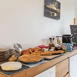 לינה וארוחת בוקר Notre Petit Paradis 3*