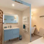 לינה וארוחת בוקר Notre Petit Paradis 3*