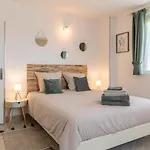 Notre Petit Paradis לינה וארוחת בוקר 3*